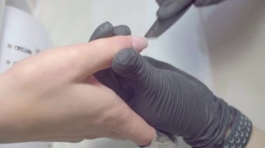 Manikürcü parlatma istemcilerin elinde çivi