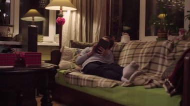 Kız bir e-kitap okuma.