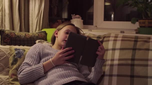 La fille lit un e-book. . — Video