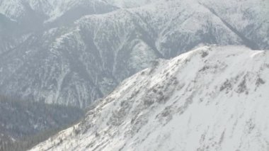 Sibirya Dağların üzerinden uçan helikopter havadan görünümü