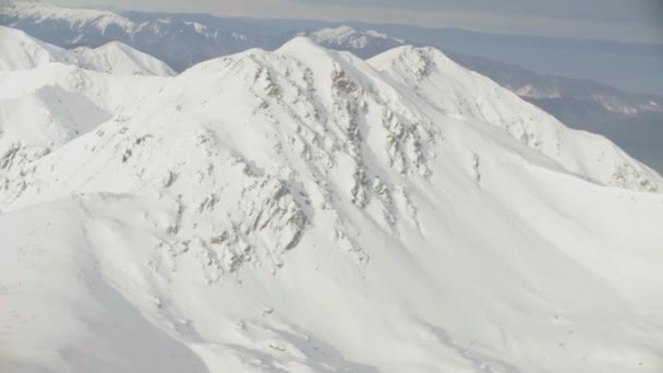 Vista aérea desde helicóptero volando sobre las montañas de Siberia — Vídeos de Stock