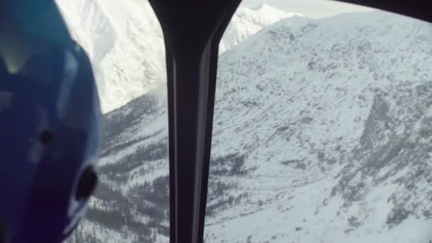 Punto de vista desde el piloto de un helicóptero volando sobre las montañas de Siberia — Vídeos de Stock