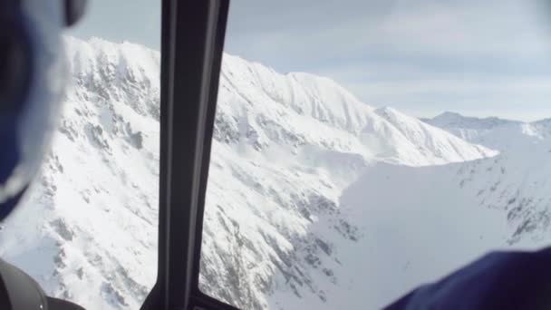 Sicht vom Piloten eines Hubschraubers, der über die sibirischen Berge fliegt — Stockvideo