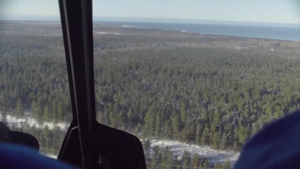 Sicht des Piloten eines Hubschraubers, der über den sibirischen Wald fliegt — Stockvideo