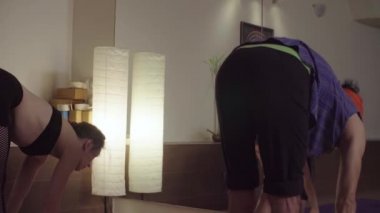 Stüdyoda yoga egzersizleri yapan iki kişi