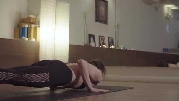 Ung kvinna som gör uppvärmningyoga övningar — Stockvideo