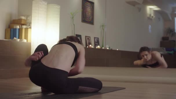 Giovane donna che fa asana yoga in studio — Video Stock