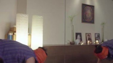 Yoga egzersizi yapan genç adam - Güneş selamı