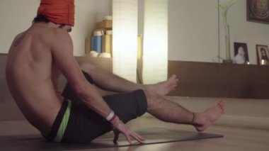 Güçlü esnek adam yoga