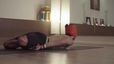 Güçlü esnek adam yoga