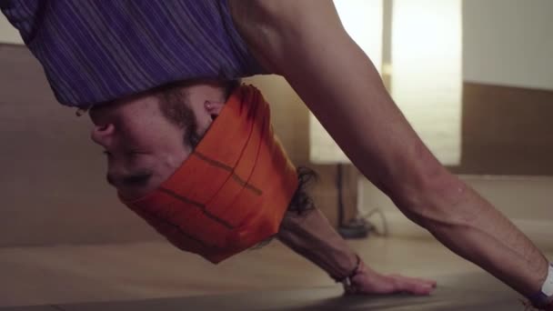 Ung man som gör yoga asana - Bakasana — Stockvideo