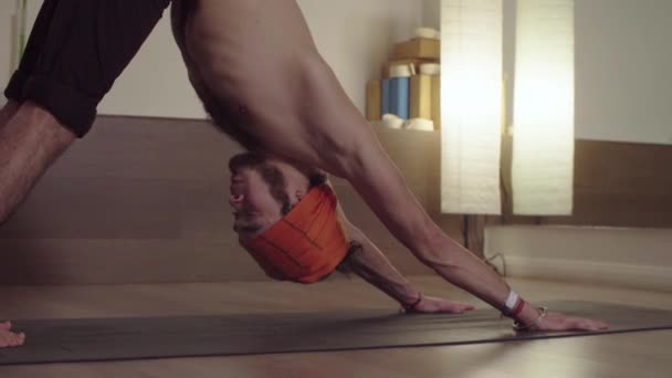 Bel homme fort pratiquant le yoga — Video