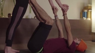 Akroyoga. Genç adam ve kadın akroyoga pratik