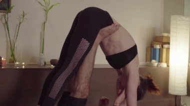 Akroyoga. Genç adam ve kadın akroyoga pratik