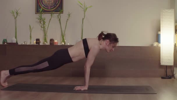 Forte mulher atraente realizando ioga asana — Vídeo de Stock