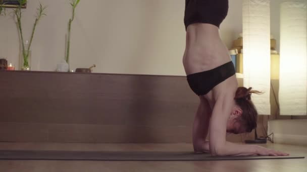 Jeune femme faisant équilibre avant-bras en studio — Video