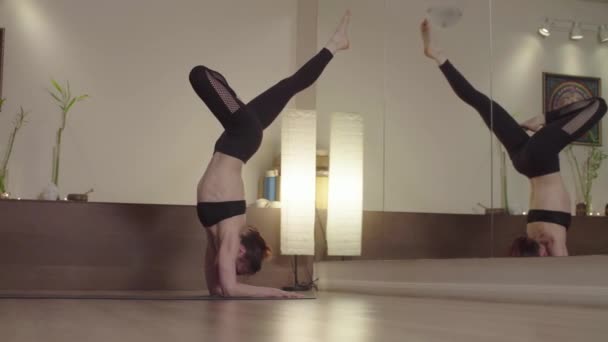 Mujer joven haciendo el equilibrio del antebrazo en el estudio — Vídeos de Stock