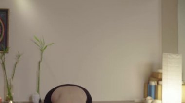 Kriya yoga yapan kadın - nauli