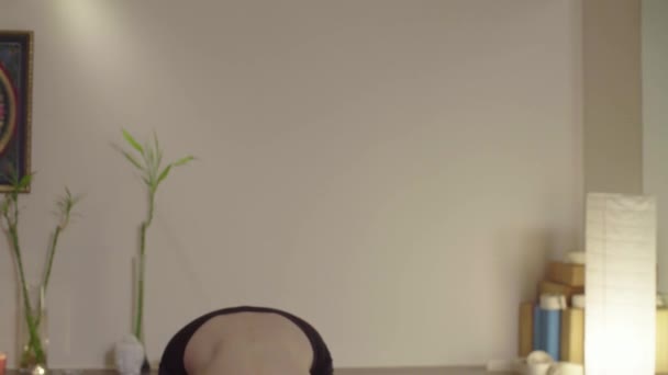 Женщина, занимающаяся крийя-йогой - наули — стоковое видео