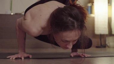 Yoga yapan bir kadın. El bakiyesi