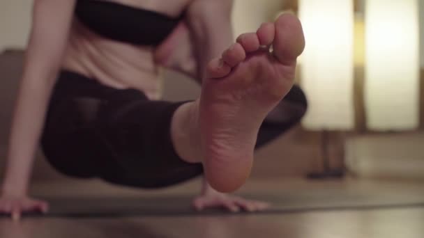 Жінка, що практикує йогу. Розумний баланс — стокове відео