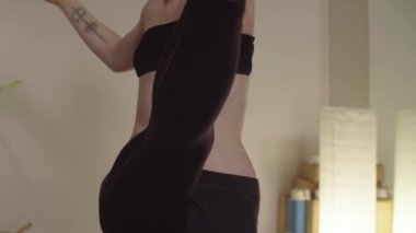 Yoga yapan genç bir kadın. Tek bacaklı denge