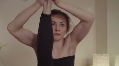 Yoga yapan genç bir kadın. Tek bacaklı denge