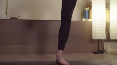 Yoga yapan genç bir kadın. Tek bacaklı denge