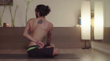 Güçlü yakışıklı adam yoga pratik - Ardha Padmasana, Twist