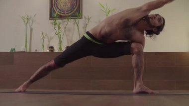 Güçlü adam yoga pratik - üçgen poz