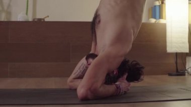 Adam zor yoga poz yapmaya başlar - baş ayakta denge