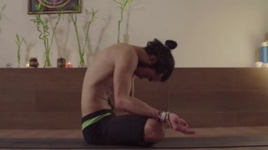 Adam lotus poz oturan ve kriya yoga yapıyor