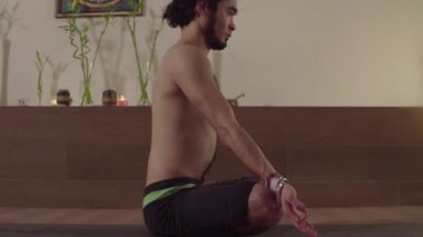 Adam lotus poz oturan ve kriya yoga yapıyor