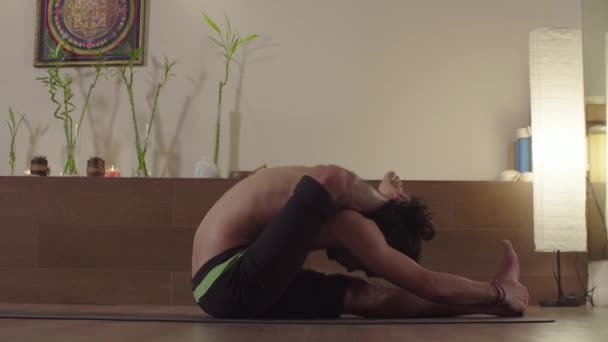 Uomo forte che pratica yoga - Pindasana — Video Stock