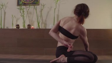 Yoga yapan genç kadın - Ardha Padmasana, Twist