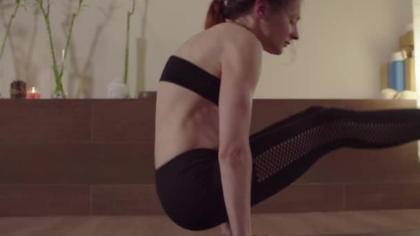 Egy nő, aki jógázik. Kézben tartott egyenleg — Stock videók