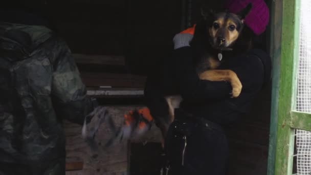 Twee vrouwen nemen de pup uit de kooi — Stockvideo