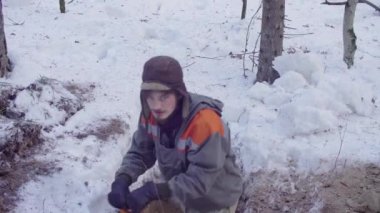 Ormandaki ekolojist bir toprak yarık kazma