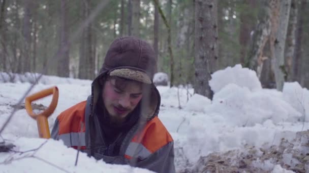 Эколог в лесу копает грунтовую щель — стоковое видео