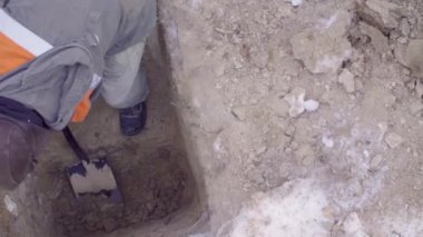 Ormandaki ekolojist bir toprak yarık kazma