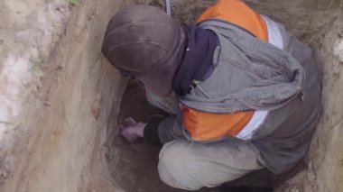 Bilim adamı toprak örnekleri almak