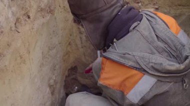 Bilim adamı toprak örnekleri almak