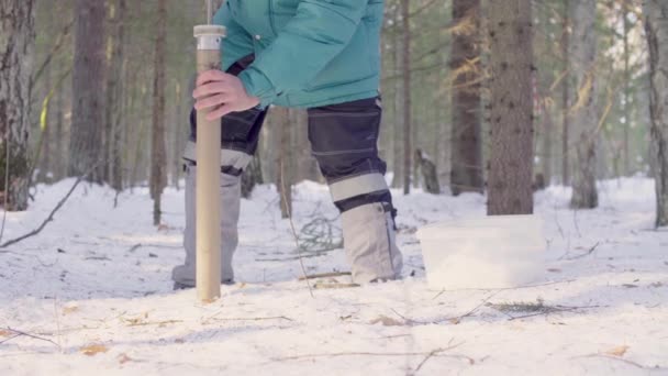生态学家获取雪的样本 — 图库视频影像
