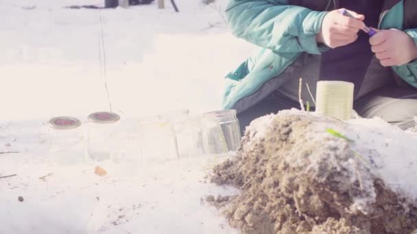 Ecologista prepara frascos de vidro para amostras e marca-los — Vídeo de Stock