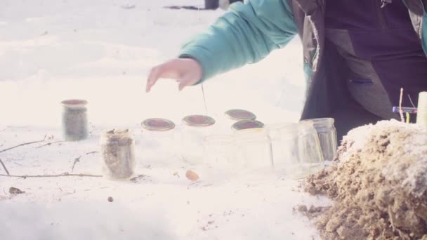 生态学家准备玻璃罐作为样品，并标记它们 — 图库视频影像