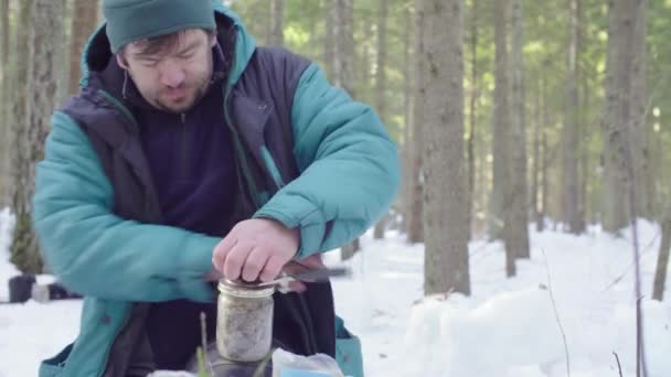 Еколог закриває банки з ґрунтовими зразками — стокове відео