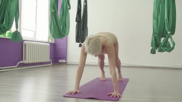 Hava yogası dersi öncesi ısınma egzersizleri yapan iki kadın. — Stok video