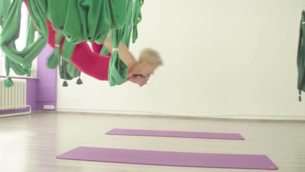 Воздушная йога. Две женщины летят в гамаках — стоковое видео