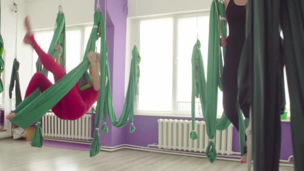 Antigravity yoga. Vrouwen tonen nieuwe oefening — Stockvideo