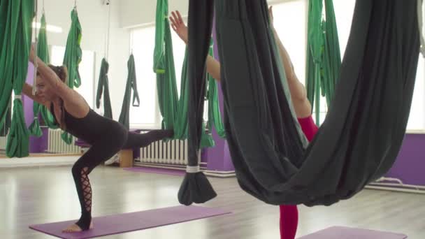 해먹을 사용하여 요가 운동을하는 두 여자 — 비디오